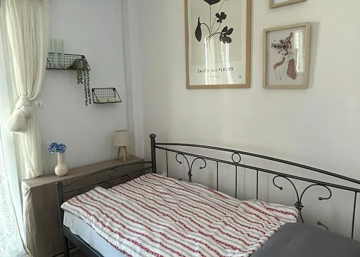 Moderna Yaya - Chora Ándros